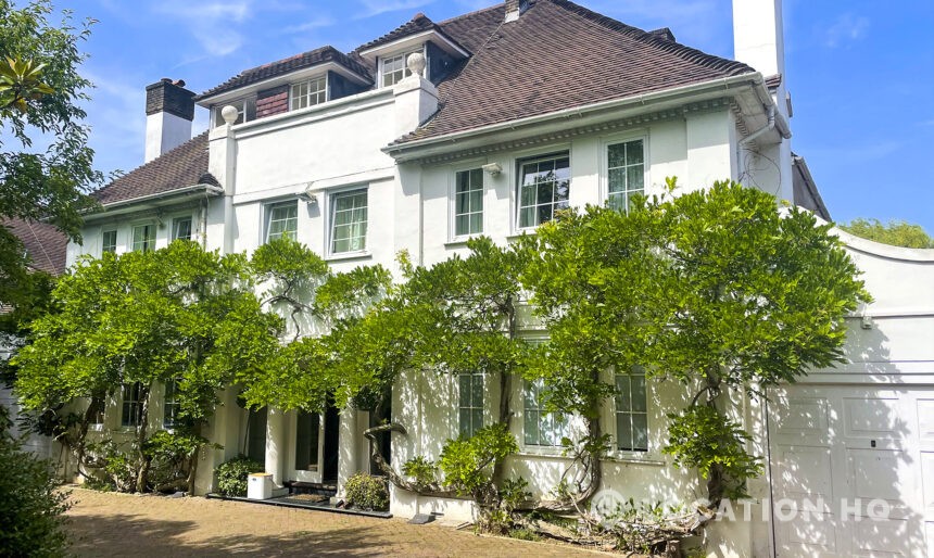 stucco country house film location