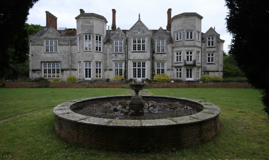 The Vacant Manor House image 1