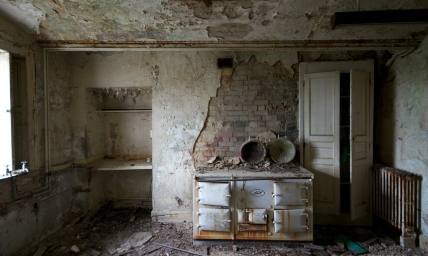 grand decay period kitchen