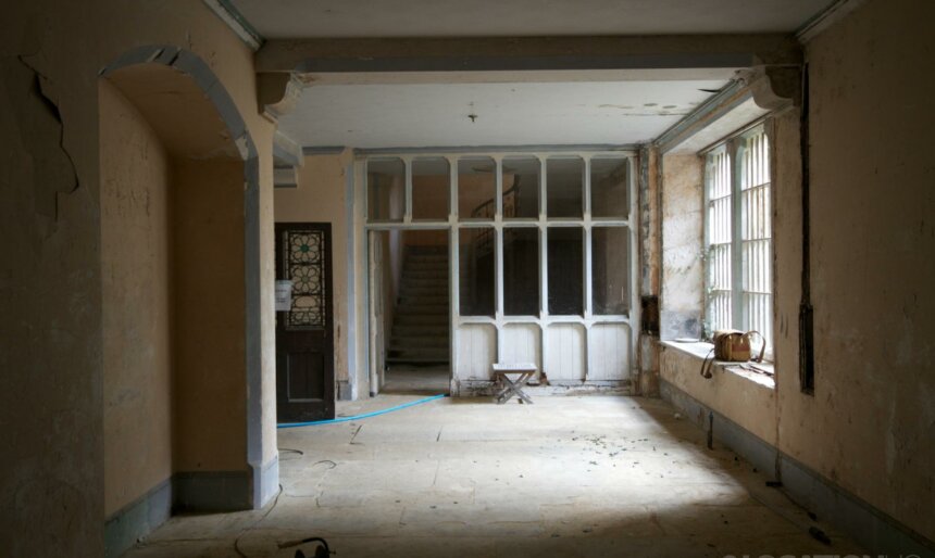 Grand Decayed Manor House image 1