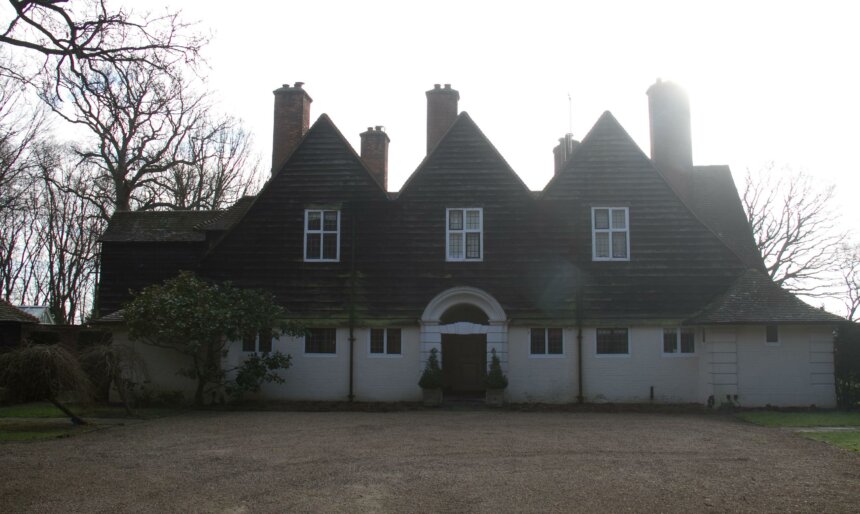 The Country Arts and Crafts House image 2