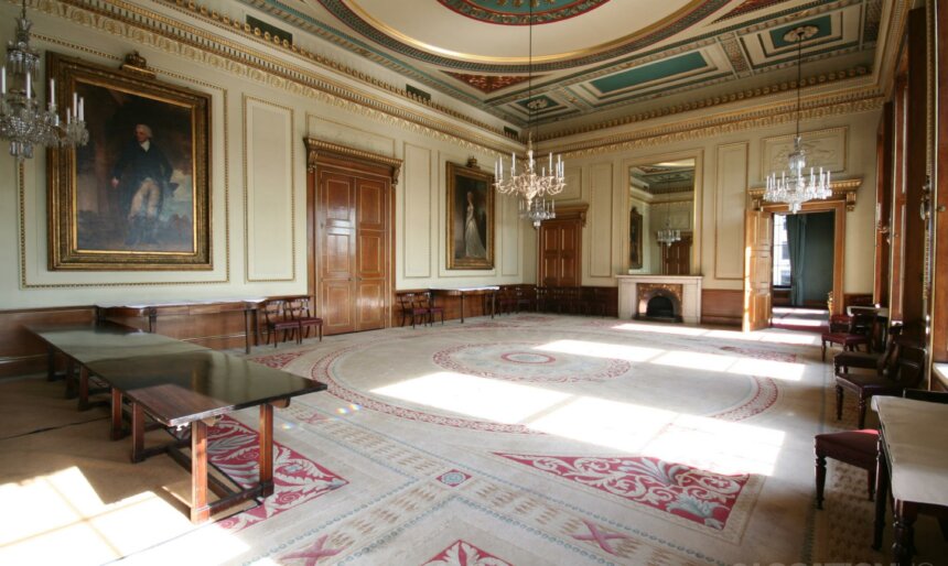 Lavish guildhall room film location London