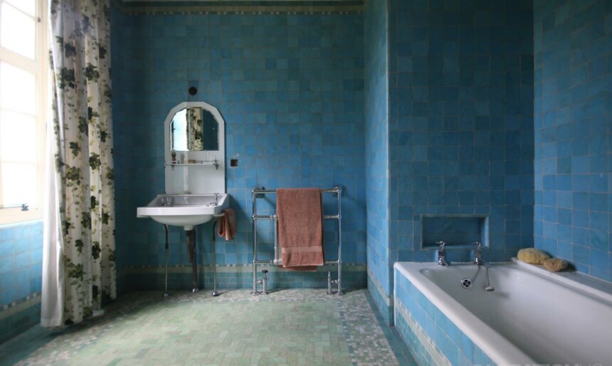 blue tiled retro bathroom sucked bath film location