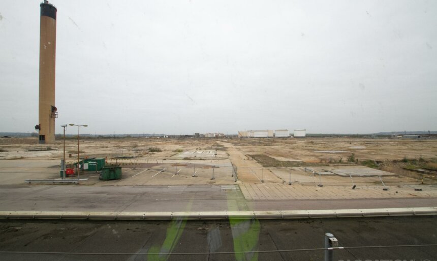 Industrial site of epic proportions, close to the M25, ideal film location