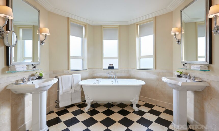 white wall bathroom