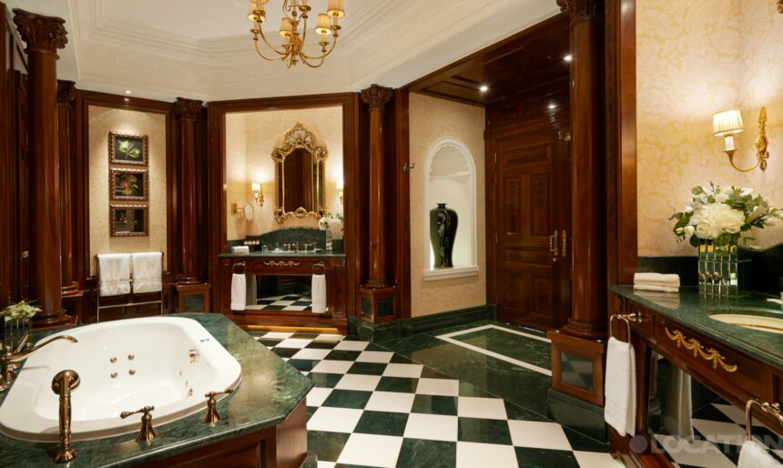 wood panelled bathroom