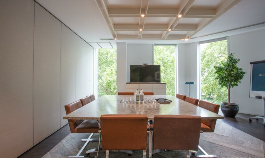 Stylish Modern City of London Office image 3
