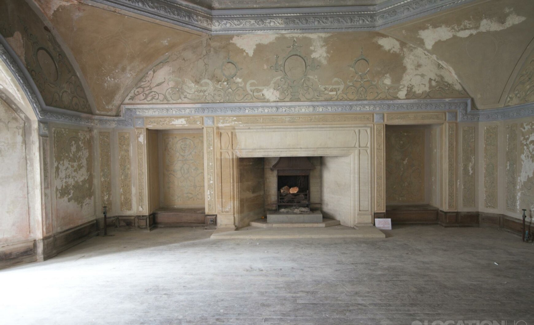 Distressed walls Manor House