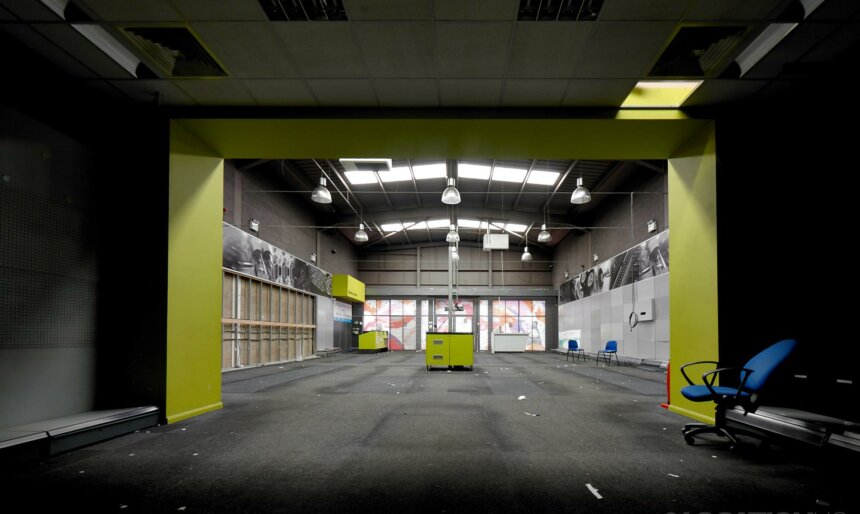 The Empty Retail Estate Unit image 2