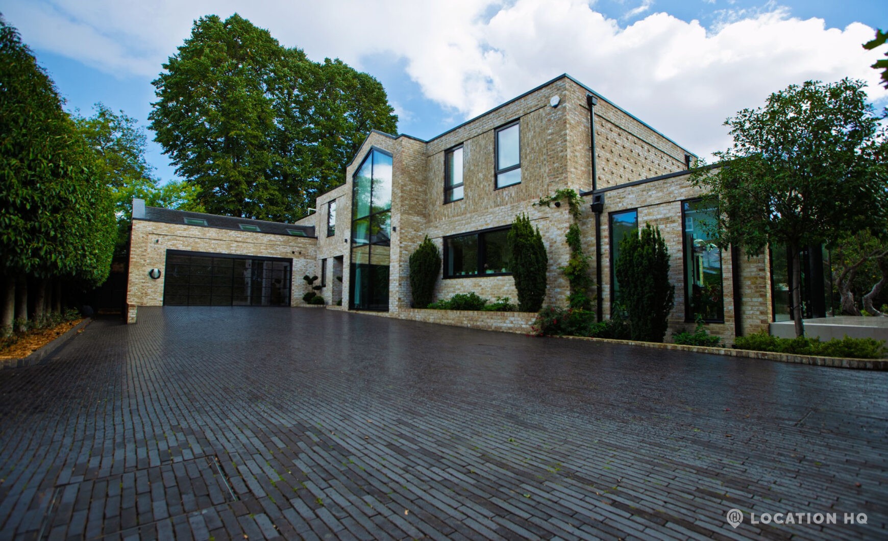 modern minimalist house exterior