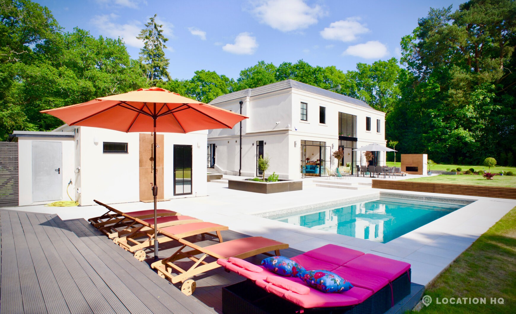 American house double with Outdoor swimming pool