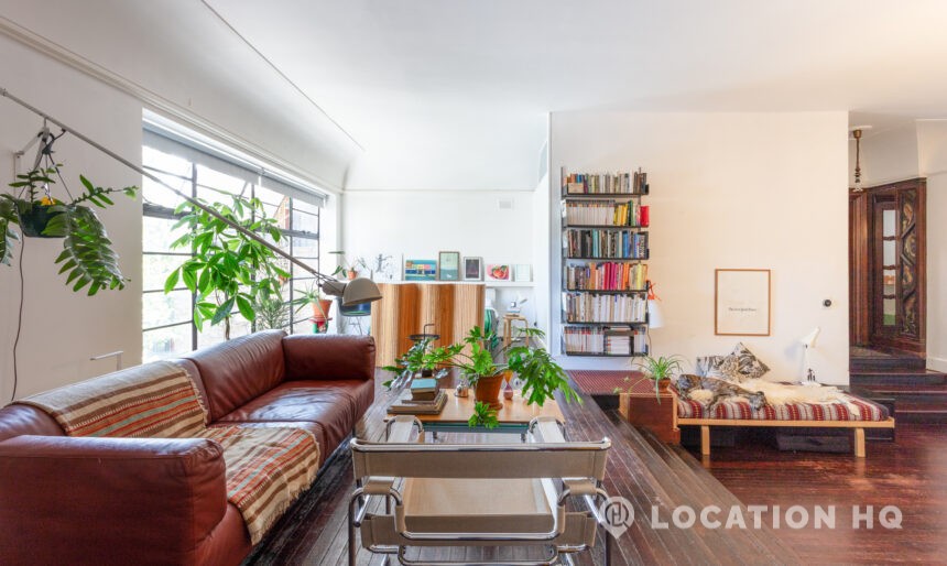 Modernist and Contemporary London Apartment image 2