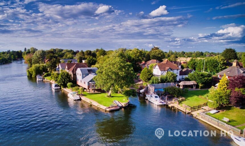 Cottage House with river-view image 1
