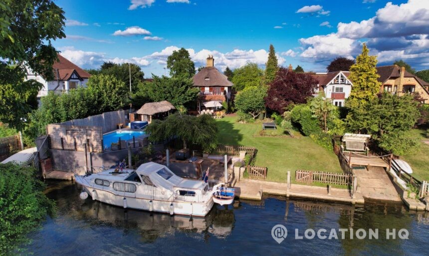 Cottage House with river-view image 2