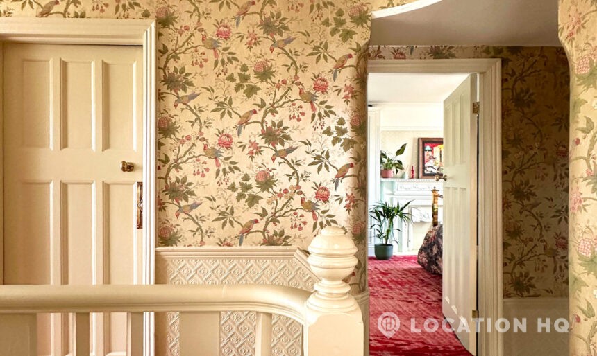 wallpaper house oil location
