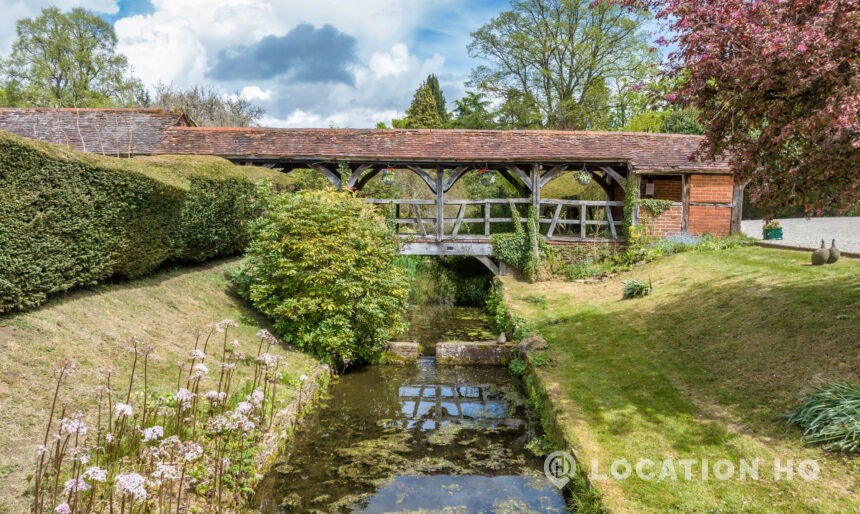 The Tudor Manor House image 3