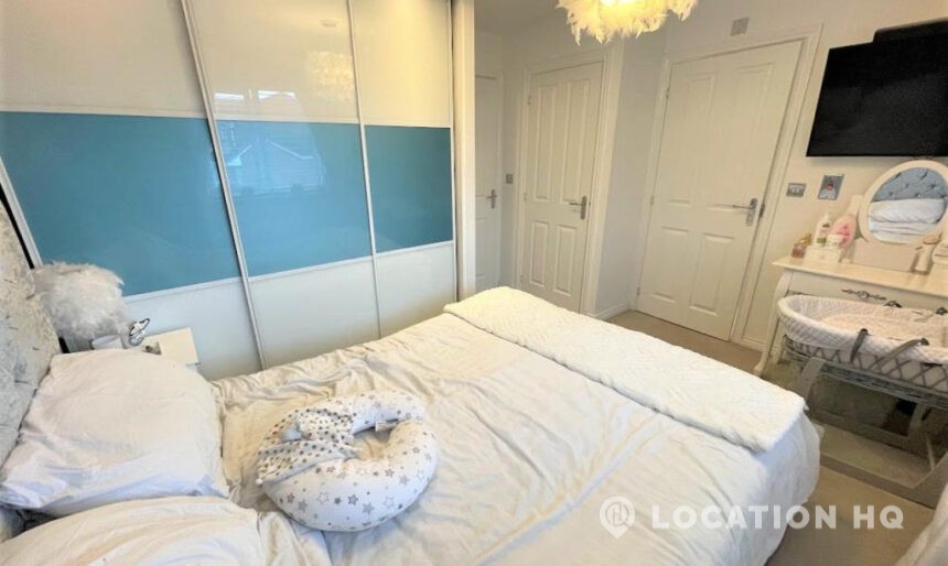 bedroom with en suite