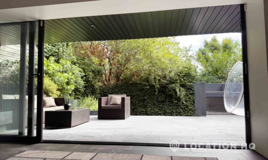 modern contemporary house garden