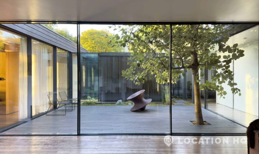 Modern contemporary houses glass courtyard house