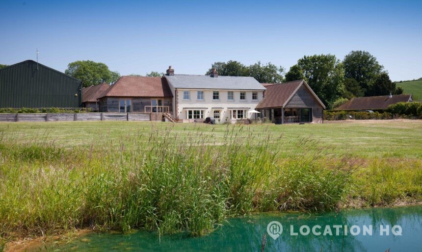 lake side house lake view film location