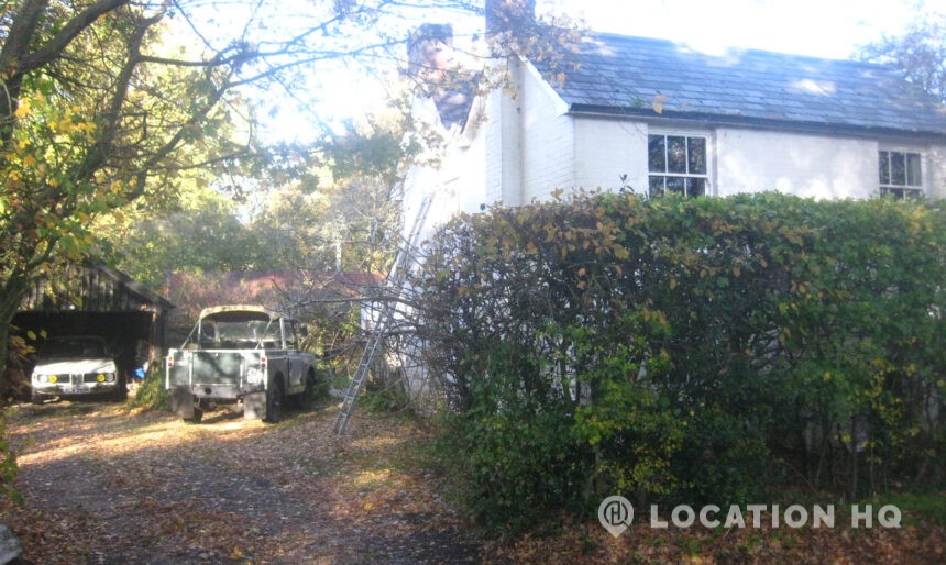 detached georgian cottage country cottage driveway