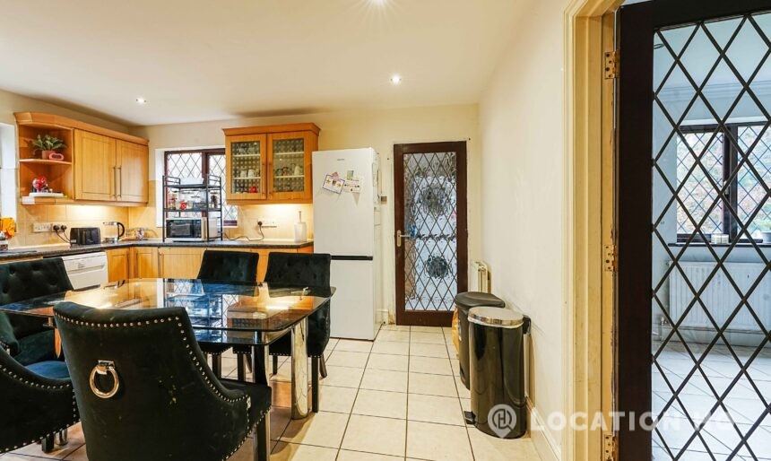 retro house for filming