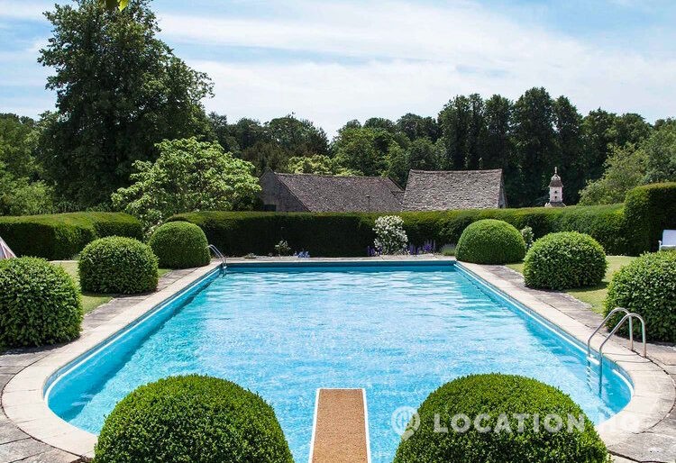 manor with swimming pool