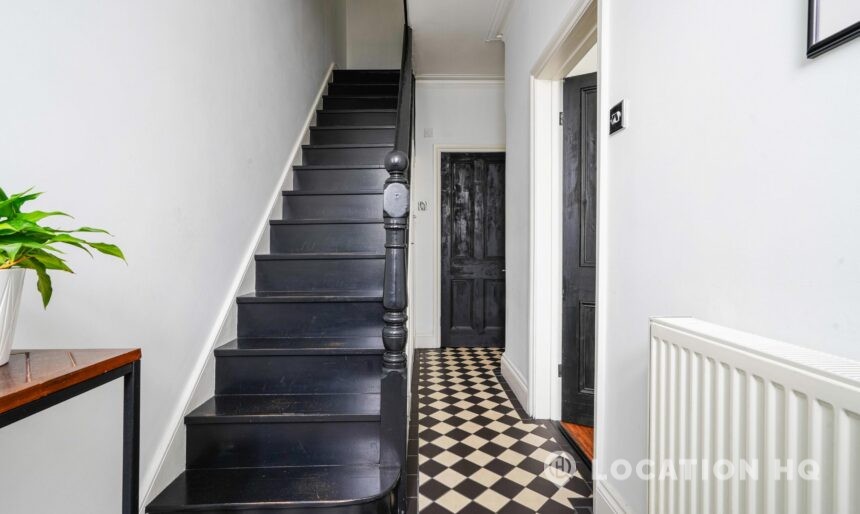 Victorian Mid Terraced House image 3