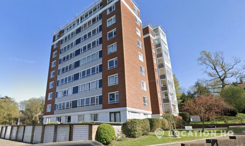 Modern Mid Century Apartment London image 2