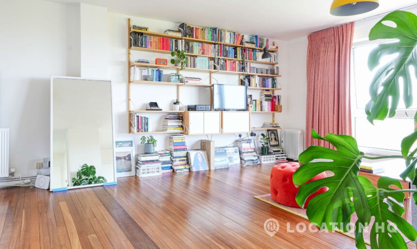 Modern Mid Century Apartment London image 3