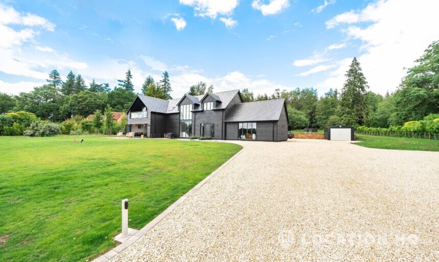 Black-clad Barn-style house image 2