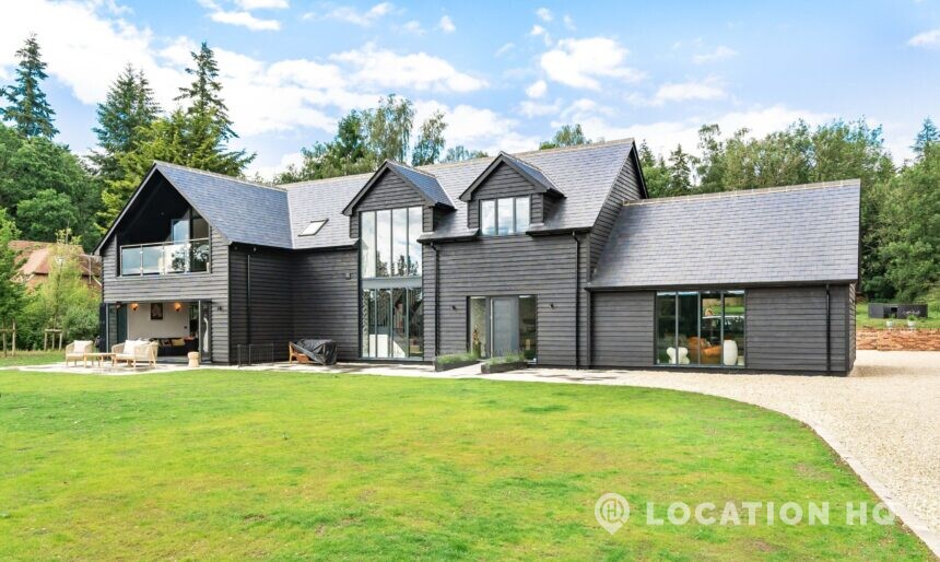 Black-clad Barn-style house image 1