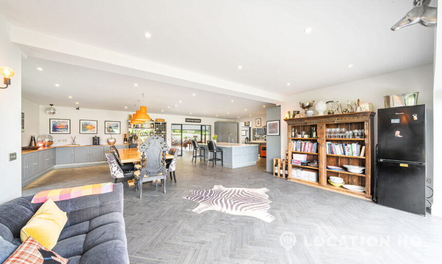 Black-clad Barn-style house image 3